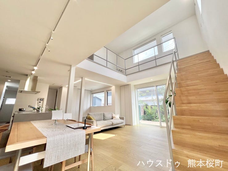 ■開放感ある吹抜け空間■陽光が優しく降り注ぎ、会話が自然と弾む。ここでは、毎日が特別な時間へと変わります。