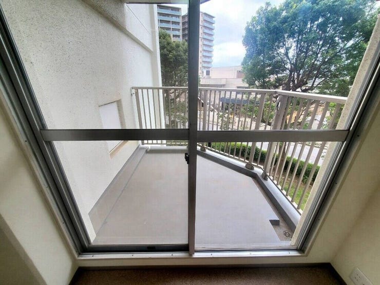 【Balcony】日当たりの良いバルコニーはお洗濯物がしっかり乾きやすく、毎日の家事にも重宝します。