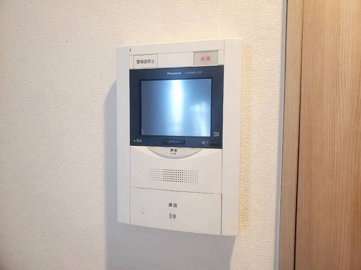 【Facilities】来訪者を確認できるモニター付きインターホンで、防犯面も安心です。