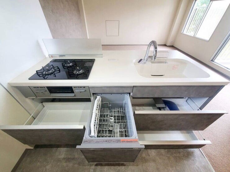 【kitchen】家事の時短に便利な食洗機付き。手洗い不要で毎日の負担を軽減します。