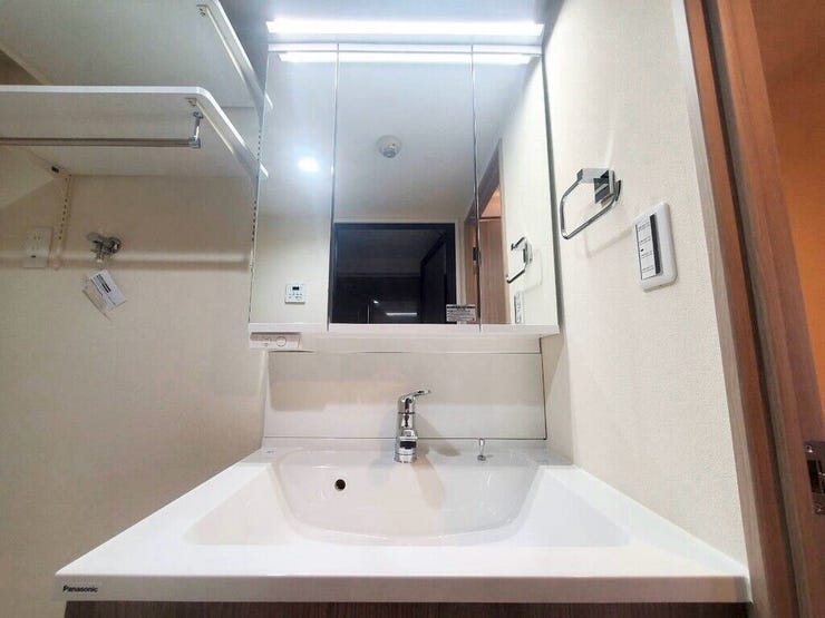【Washroom】毎朝の準備がスムーズに。広めの洗面台と収納が使いやすい洗面所です。
