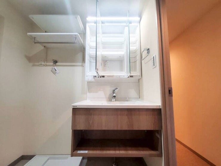 【Washroom】すっきりとしたデザインで、毎日の生活が快適に。収納も豊富な洗面所です。