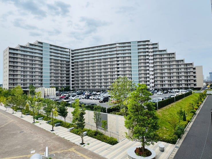 【外観】
柏たなか駅徒歩1分の駅前マンション♪駅前に公園があるので、緑が多い住環境です♪