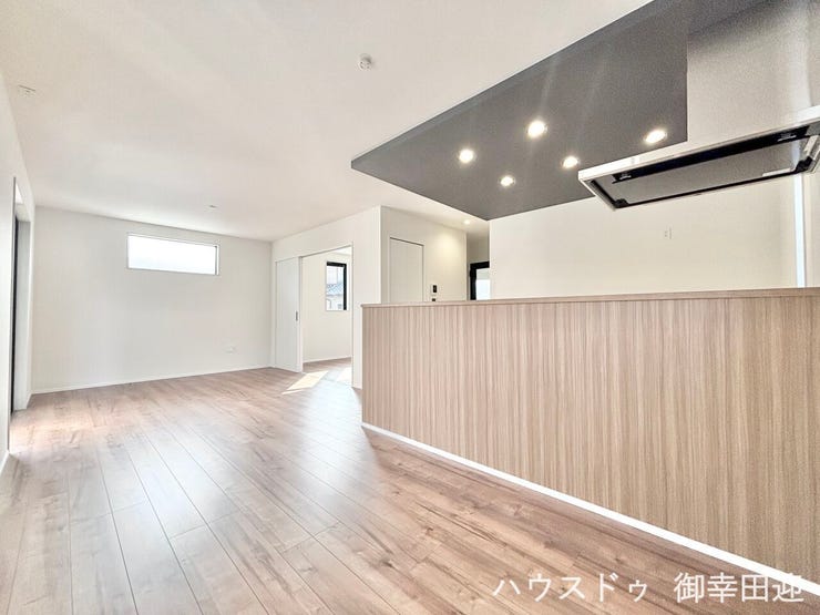 ■安らぎと笑顔の中心地■陽光が優しく降り注ぎ、会話が自然と弾む。ここでは、毎日が特別な時間へと変わります。