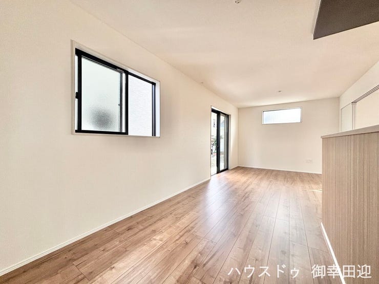 ■安らぎと笑顔の中心地■陽光が優しく降り注ぎ、会話が自然と弾む。ここでは、毎日が特別な時間へと変わります。