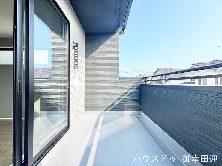 ■空の下の開放的な特等席■日光浴や読書、外の空気を感じながらリフレッシュ。暮らしを豊かにする、もう一つの心地よい空間です。
