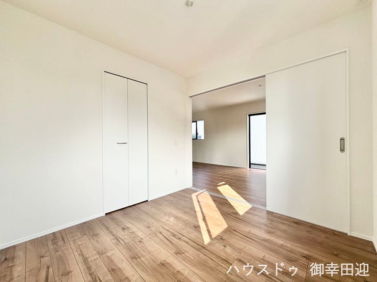 ■1階4.5帖洋室■寝室、書斎、趣味の部屋。家族の成長やライフスタイルに合わせ、様々な使い方ができる快適な空間です。