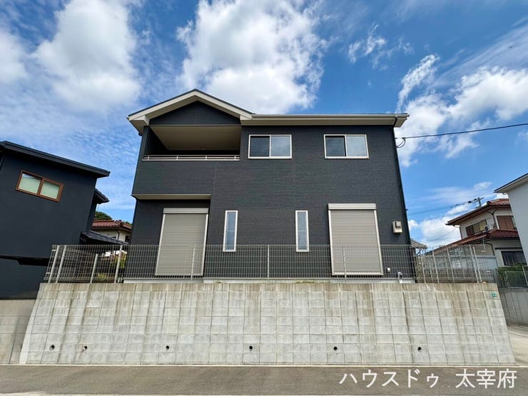 【外観】
■所在地:筑紫野市二日市北7丁目
■建物構造:木造地上2階建て
■駐車台数:2台
■現況:空(リフォーム中)
■引渡日:相談
