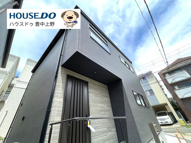 黒を基調にしたモダンな外観が印象的。静かな住宅街に馴染み、「蛍池駅」徒歩9分の便利な立地。EVコンセント・駐車1台・制震ダンパー付きで安心の新築住宅です。