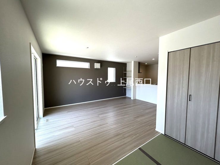 1階リビング(16帖)
落ち着いた配色のリビング、アクセントクロス部分がよりお洒落な雰囲気となっております。