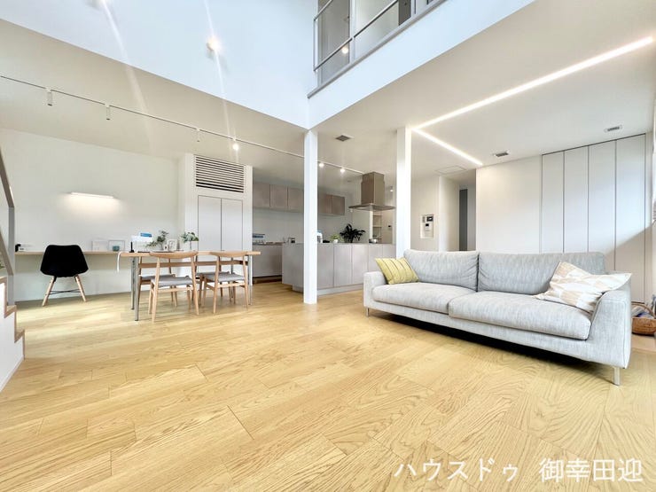 ■安らぎと笑顔の中心地■陽光が優しく降り注ぎ、会話が自然と弾む。ここでは、毎日が特別な時間へと変わります。