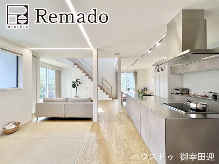 【リビング】
■家族の笑顔が集う中心地■お気に入りの家具を迎え、窓からは心地の良い光が差し込みます。