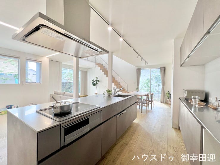 ■こだわりのアイランドキッチン■高い機能性と美しいデザインを両立。料理する人も、待つ人も、笑顔になれる場所です。