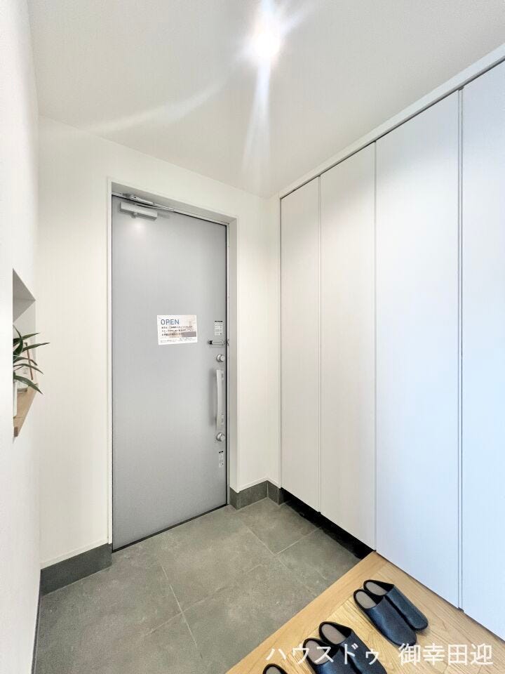 ■「ただいま」の安堵をくれる場所■訪れる人を迎え入れ、帰るたびにホッと一息つける、明るく機能的なエントランス。