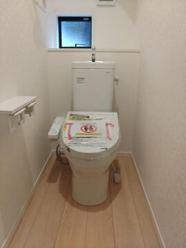 清潔感のある快適なトイレ空間。温水洗浄便座などの快適機能を備え、掃除がしやすい工夫も施されています。小物を置ける収納スペース付。