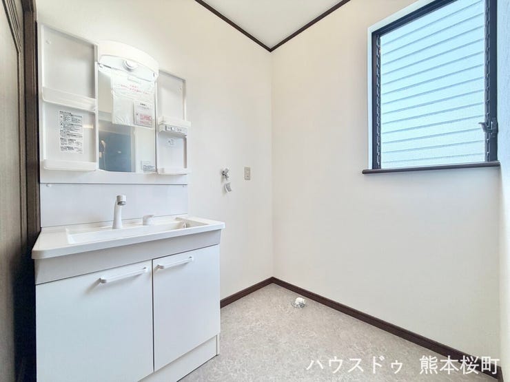 ■清々しいリフレッシュ空間■自分を磨き、気持ちを切り替える。心地よい光が差し込むプライベートスペース。