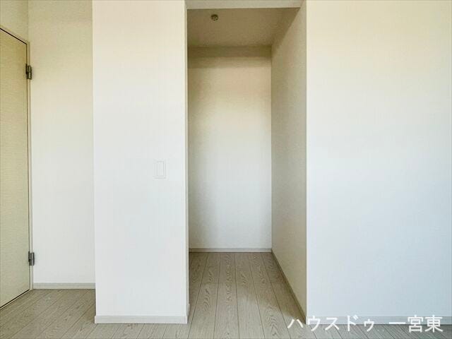 ≪2階7.2帖洋室≫
ウォークインクローゼットには扉を設けていないので、物の出し入れもサッと行えますね。また湿気もこもりにくいです。