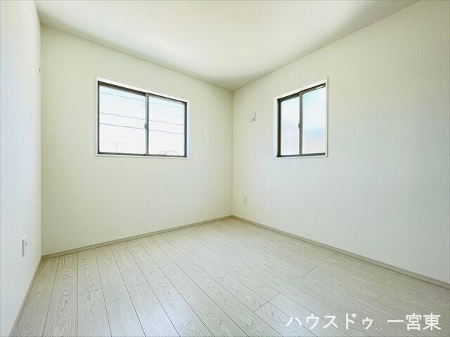 ≪2階5.2帖≫
暗くなりがちな北側の洋室ですが、2面採光なのでお部屋が明るいです。