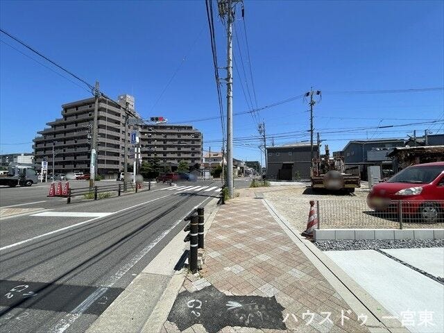 ≪西側北向き 幅約11.9m≫
広々としていて、街並みが開放的で圧迫感がありません。歩道があるのでお子様の通学も安心ですね。