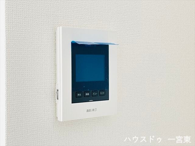≪モニター付きインターホン≫
インターホンにモニターが付いているので、玄関まで行かずに来客の対応が出来ます。