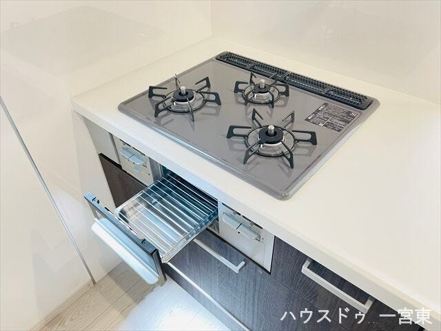 ≪コンロ≫
3つ口コンロで調理の時間短縮をはかれます。