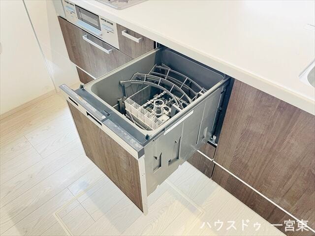 ≪食器洗浄乾燥機≫
忙しい毎日にゆとりを生む食器洗浄乾燥機。手洗いの時間を減らして、家族との時間をしっかり確保できます。