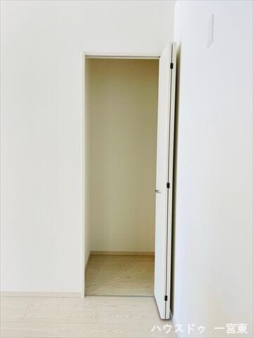 ≪キッチン横≫
キッチン横には収納スペースがあり、ストック品などたくさん収納可能◎キッチンもすっきりとお使いいただけます。