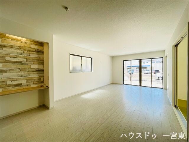 大画面テレビも余裕。インテリアプランが考えやすいワイドなリビング。ご家族との団欒をこちらでゆったりとお過ごしください。