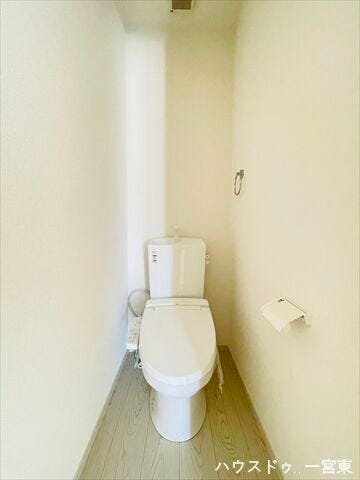 ≪1階≫
災害時でも安心のタンク付きトイレを採用しました。1階と2階の2か所にトイレを設けています。