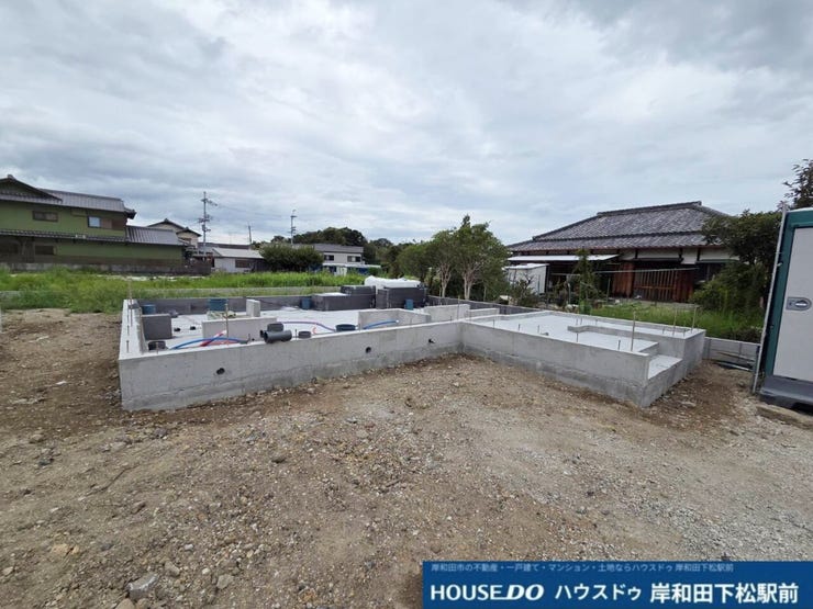 【基礎工事進行中】敷地50坪超のゆったりとした現地をご覧いただけます。同仕様の完成モデルハウスご案内も実施中!まずは現地の日当たりや周辺環境をご確認ください。