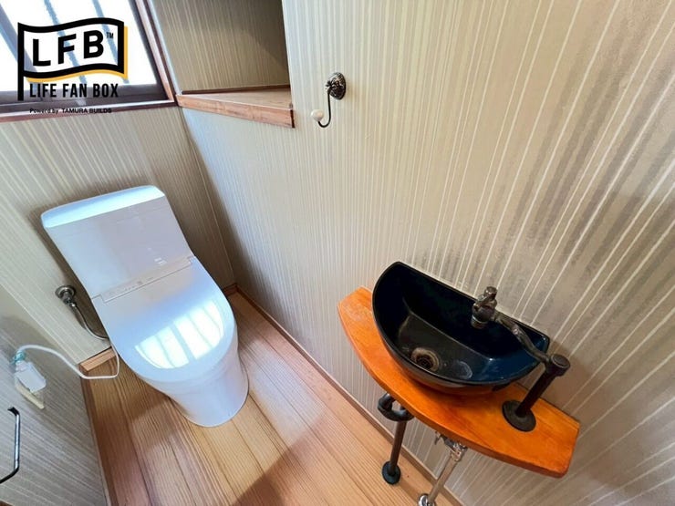 トイレ横にはちょっとした小物も置けますね♪
