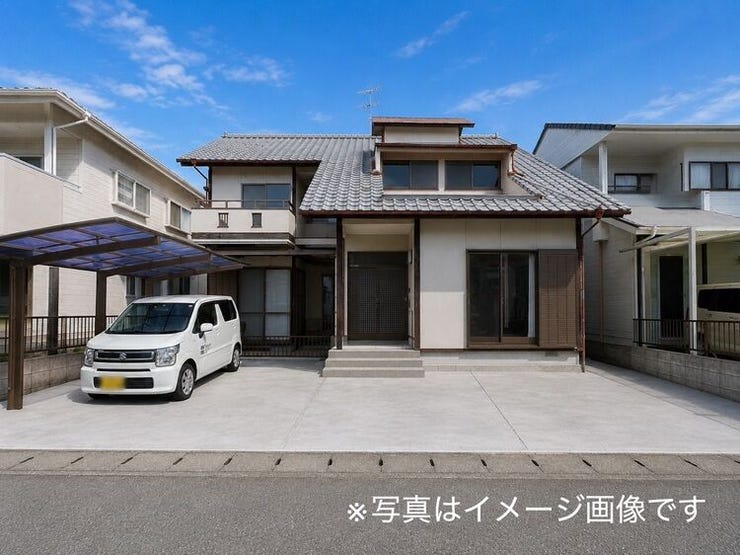 【駐車場】
外構工事を施してお渡しいたします♪
※カーポートは既存のものになります。
※写真はイメージ画像になります