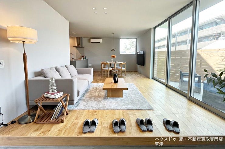 【居間・リビング】
■モデルハウスならではの邸宅■家具・照明引渡し相談可能■無垢など自然素材と心地よさにこだわりの住まい