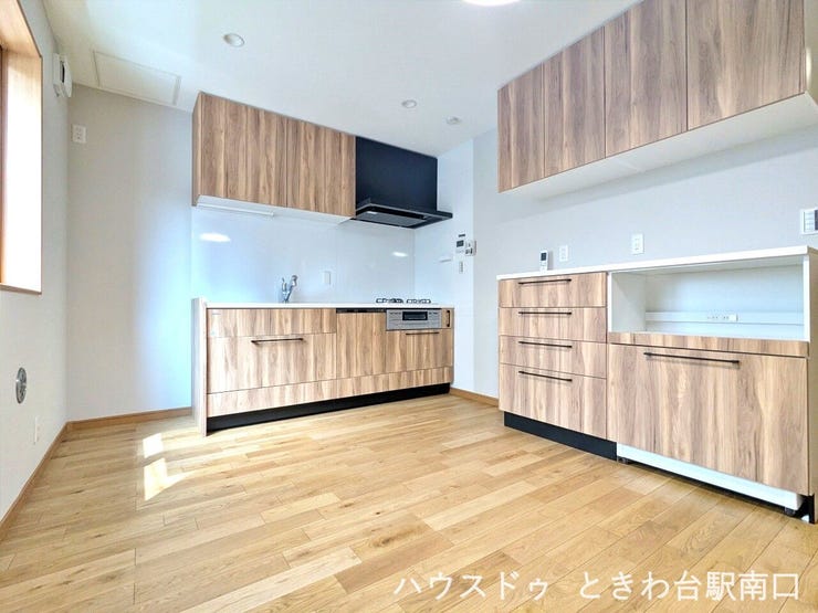 キッチン背面には大容量のカップボードを設置。調理スペースと収納の統一感があり、日々の家事がスムーズに進みます。