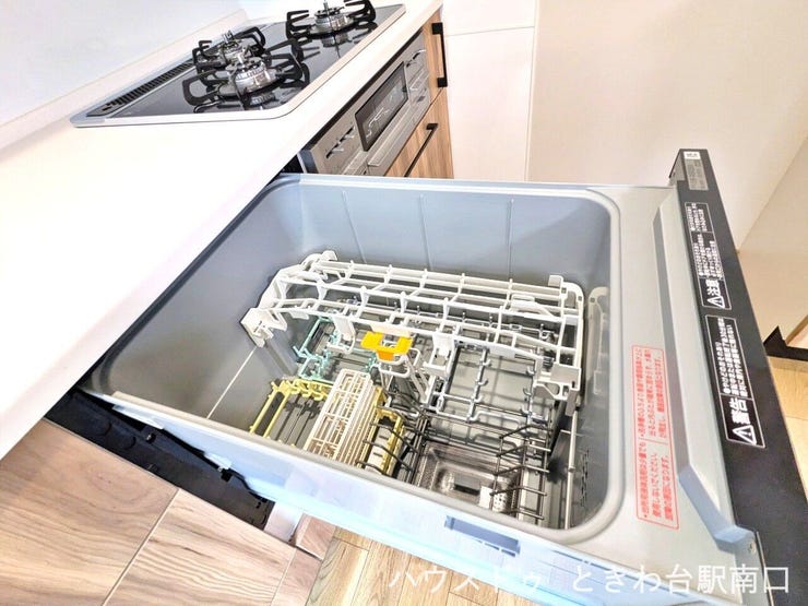 家事の効率を高める食器洗い乾燥機を標準装備。忙しい毎日をサポートする、充実したキッチン設備が魅力です。