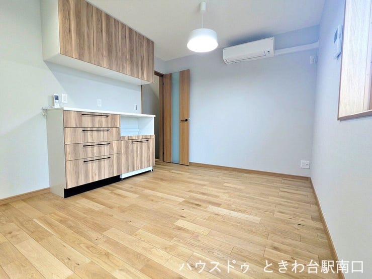 ナチュラルなフローリングと建具が調和したダイニング空間です。全室エアコン・照明付きのため、入居当日から快適に過ごせます。東武練馬駅まで徒歩10分の便利な立地で、新しい生活を始められます。