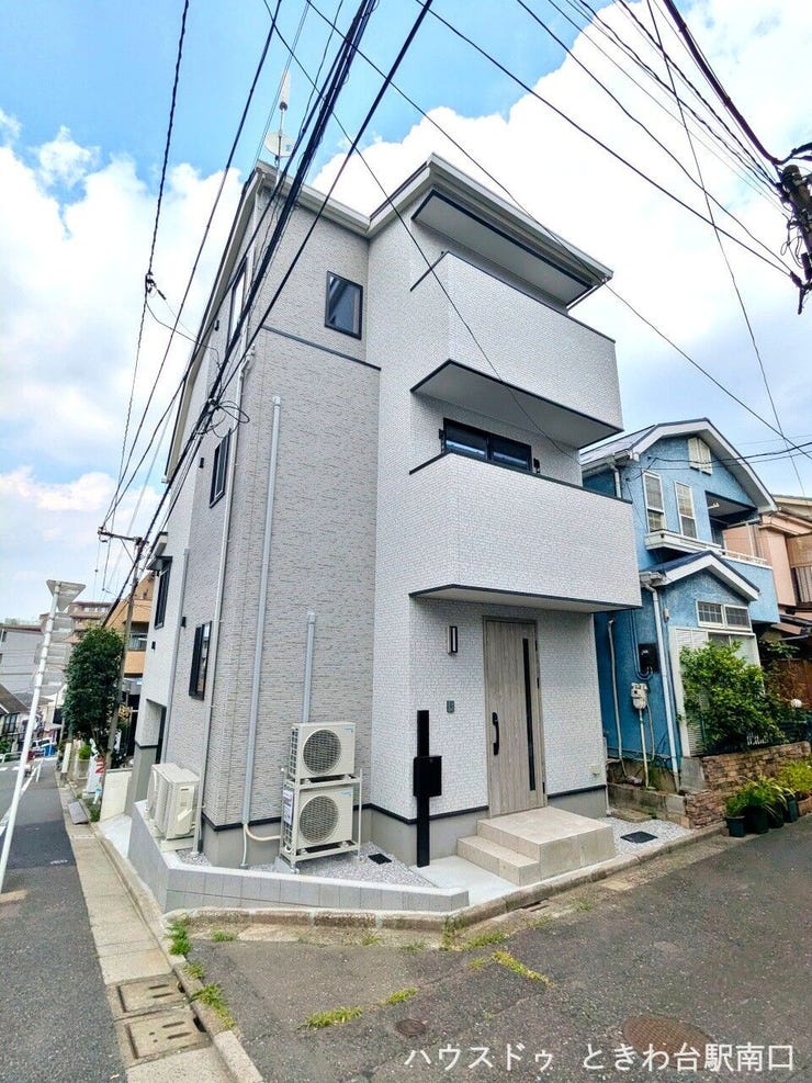 【外観】
東武東上線「東武練馬」駅より徒歩10分の好立地。角地に位置する、開放感あふれる3階建ての新築一戸建です。明るいトーンの外観が、落ち着いた住宅街に調和します。