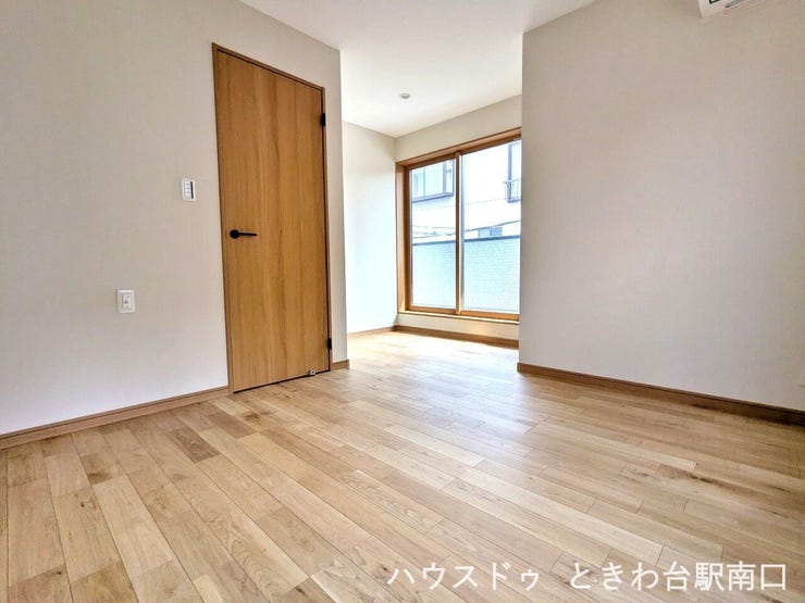 木の温もりが伝わるフローリングが印象的な居室。大きな窓からは自然光が入り込み、明るく穏やかな時間が流れます。シンプルで飽きのこないデザインが魅力です。