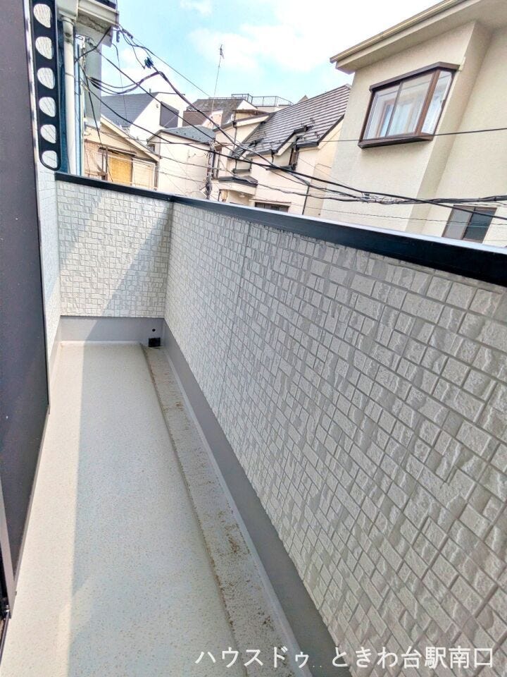 広さにゆとりを感じるバルコニーです。手すり壁がプライバシーを守りつつ、心地よい外気を取り入れます。洗濯物干しはもちろん、ちょっとした外部空間として活用できます。