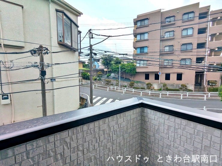 角地ならではの開放感ある眺望が楽しめるバルコニー。視界を遮るものが少なく、通風も良好です。東武東上線「東武練馬」駅徒歩10分の便利な立地も魅力。