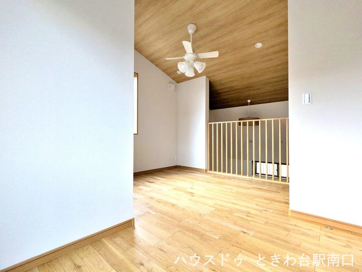 木目調の天井がアクセントの開放的な吹き抜け空間です。お洒落なペンダントライトが空間を優しく照らし、角地ならではの豊かな自然光が差し込む、ゆとりある住空間を実現しています。
