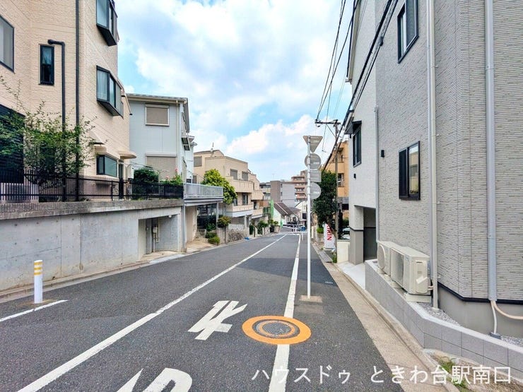 北西側は幅員約8.0mの公道、南西側は幅員約4.0mの私道に面した角地です。視界が開けており、周辺は小学校や郵便局が徒歩圏内に揃う、利便性の高い住環境です。
