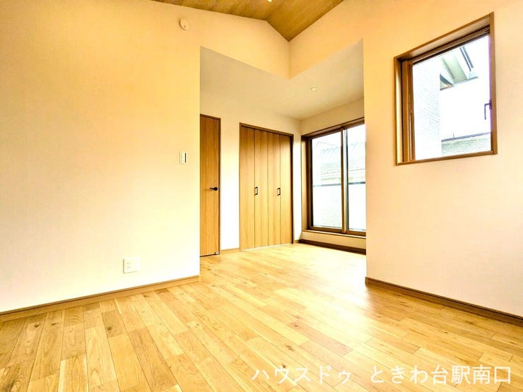 バルコニーからは周辺の穏やかな街並みが広がります。徒歩3分の場所に小学校や幼稚園があり、子育て世帯にも適した環境。第一種中高層住居専用地域の閑静な住宅街で、穏やかな暮らしが叶います。