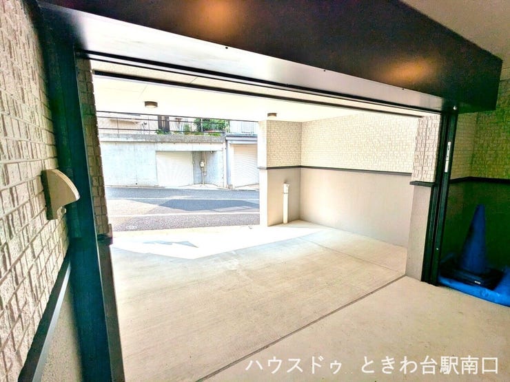雨の日も濡れずに乗り降りできる安心のビルトインガレージ!大切な愛車を雨風や日差しから守ります。シャッター付きで防犯性も抜群。照明や電源も備わり、愛車のメンテナンスや趣味空間としても大活躍します。