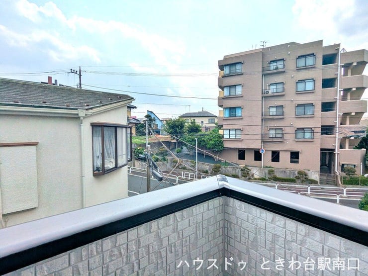 日当たりの良いバルコニーは、通風も良好で洗濯物も心地よく乾きます。落ち着いた質感のタイル調外壁が新築ならではの清潔感を演出し、プライベートな屋外空間を多目的に楽しめます。