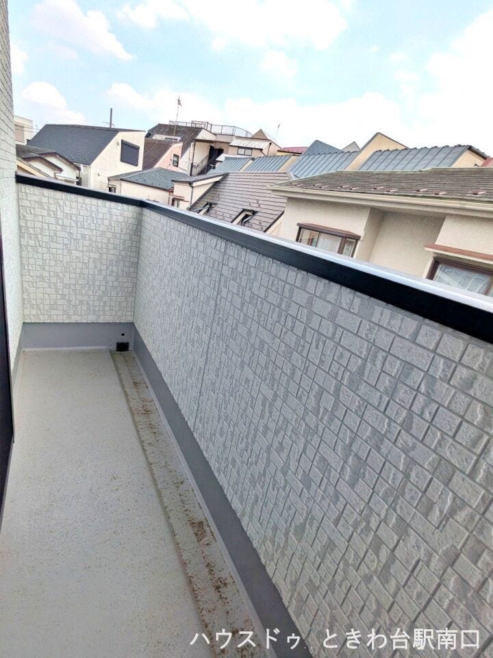 青空が広がる解放感たっぷりのバルコニー!しっかり高さのある手すり壁(腰壁)でプライバシーをしっかり確保。洗濯物を干すスペースとしてはもちろん、心地よい風を感じながらリフレッシュできる空間です。