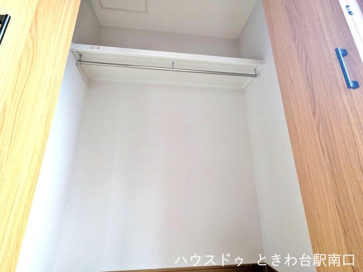 衣類をたっぷり掛けられるハンガーパイプと、上部棚を備えた大容量のクローゼット!丈の長いコートや季節物の衣類もすっきり収納できます。お部屋を広く清潔に保てる、毎日の身支度が楽しくなる収納空間です。