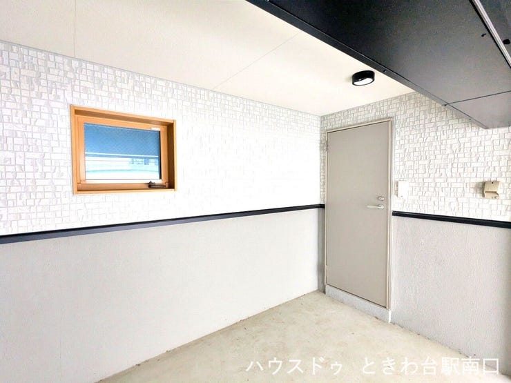 ガレージ内には採光と通風に配慮した小窓が設けられています。室内へと繋がる勝手口があるため、重い荷物を運ぶ際や雨の日の帰宅時にも非常に便利な造りです。