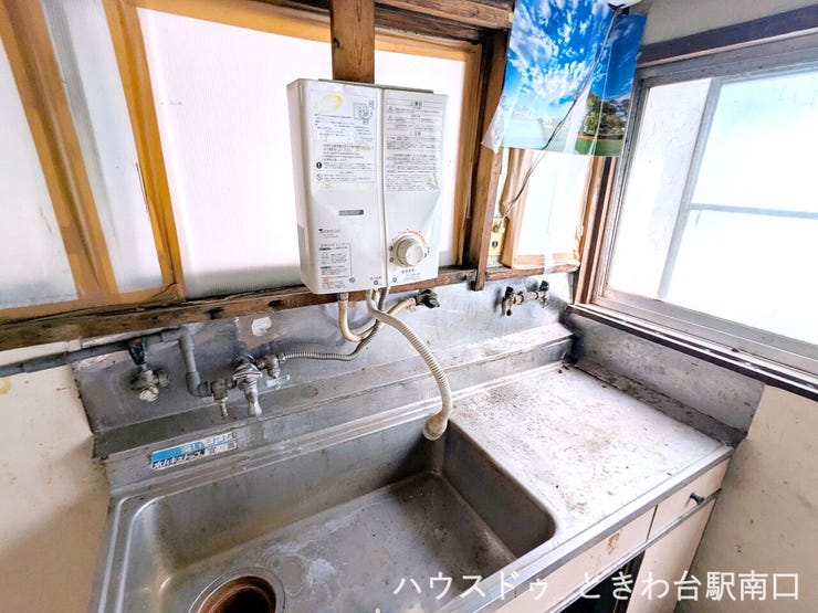 窓があり明るく換気のしやすいキッチン空間です。リフォーム済みの室内は清掃も行き届いており、気持ちよくお使いいただけます。駅近の利便性と、高台の良好な住環境を兼ね備えた魅力的な物件です。