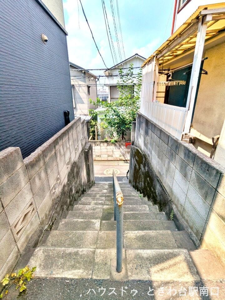 高台に位置する物件ならではの、開放的な眺めを楽しめる階段アプローチ。日当たりや風通しの良さを実感できる魅力的な環境です。